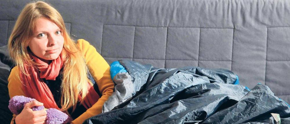 Auf fremden Federn. Ihre Gastgeber findet Christine Neder, 25, über das Internet. Nur Sex ist während der 90 Tage tabu – das wollen aber nicht alle gleich einsehen.