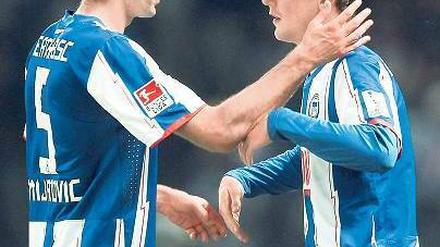 Mach’s gut, Junge. Andre Mijatovic ermutigt Sebastian Neumann (r.). Foto: Matthias Kern