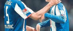 Mach’s gut, Junge. Andre Mijatovic ermutigt Sebastian Neumann (r.). Foto: Matthias Kern