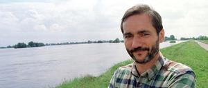Matthias Platzeck (SPD), damals Umweltminister in Brandenburg, steht auf einem Deich bei Hohenwutzen.