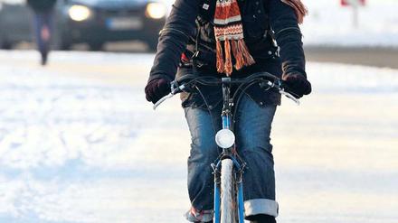 Durch Schnee und Eis. Der vergangene Winter war klirrend kalt. Foto: Gero Breloer, dpa