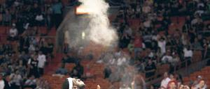 Einer der drei Zauberer. LeBron James zeigt seinen Lieblingstrick vor dem Spiel. Foto: AFP