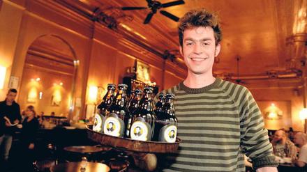 Serviert. Sebastian Jacob hat eine Biermarke erfunden, mit deren Kauf man soziale Projekte unterstützt. Foto: dpa