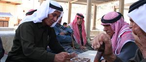 Amjad Nasser beschreibt die Rückkehr aus dem Exil in ein fiktives arabisches Land und die Annäherung an die Welt des Vaters. Rentner beim Mangala-Spiel. 