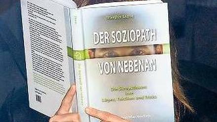 Verdeckt. Aussage hinter Buchtitel. Foto: dpa
