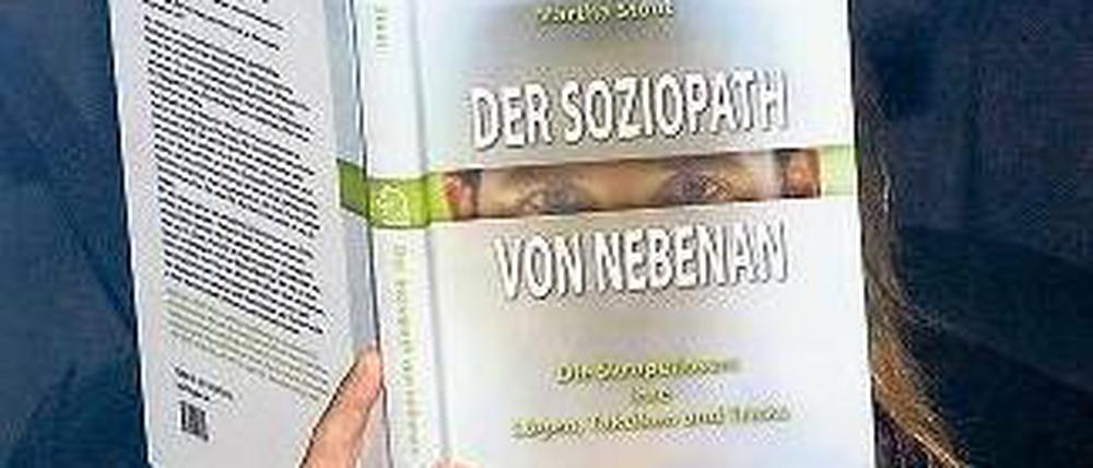 Verdeckt. Aussage hinter Buchtitel. Foto: dpa