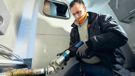 Umweltschonende Technik. Installateur Robert Serassi von der Heizungs- und Sanitärfirma Bernhard Roll montiert eine Luft-Wasser-Wärmepumpe in einem Wohnhaus. Foto: Paul Zinken