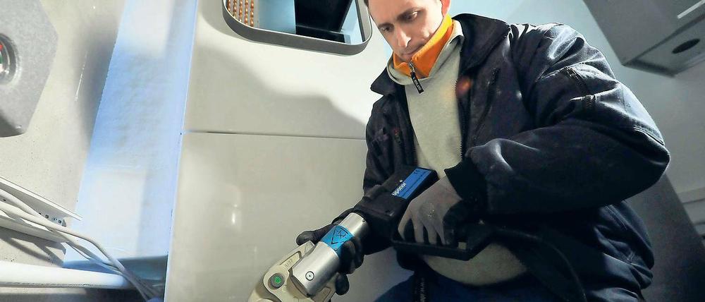 Umweltschonende Technik. Installateur Robert Serassi von der Heizungs- und Sanitärfirma Bernhard Roll montiert eine Luft-Wasser-Wärmepumpe in einem Wohnhaus. Foto: Paul Zinken
