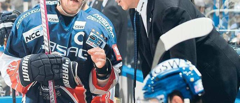 Hallo, hörst du mich? Offensichtlich lief es mit der Kommunikation zwischen Don Jackson und dem Team um Kapitän Stefan Ustorf (links) schon mal besser. Foto: City-press