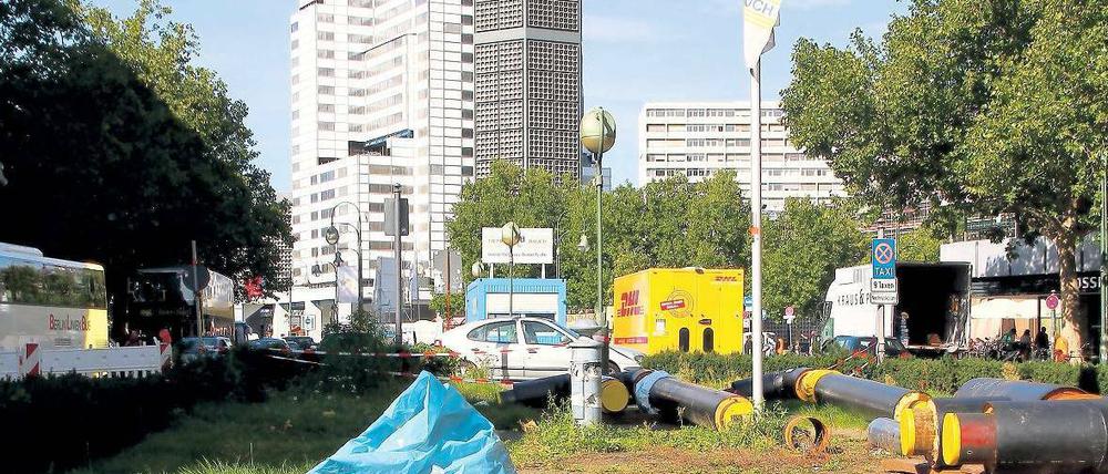 Baustellen-Parcours. Die Sanierung des U-Bahntunnels unter der Tauentzienstraße wird länger dauern als geplant. Erst Mitte 2012 sollen die Arbeiten abgeschlossen sein. Auch in der Umgebung wird an vielen Stellen gebuddelt.