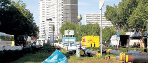 Baustellen-Parcours. Die Sanierung des U-Bahntunnels unter der Tauentzienstraße wird länger dauern als geplant. Erst Mitte 2012 sollen die Arbeiten abgeschlossen sein. Auch in der Umgebung wird an vielen Stellen gebuddelt. 