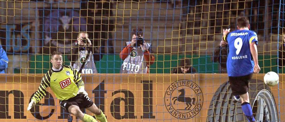 Machtlos: Marco Sejna war Herthas Bester, konnte aber weder den 60-Meter-Schuss von Rahn noch den Elfmeter von Steegmann halten.