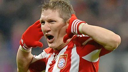 Wer hat's gemacht? Bastian Schweinsteiger lauscht den Jubelrufen der Bayern-Anhänger.