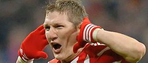 Wer hat's gemacht? Bastian Schweinsteiger lauscht den Jubelrufen der Bayern-Anhänger.