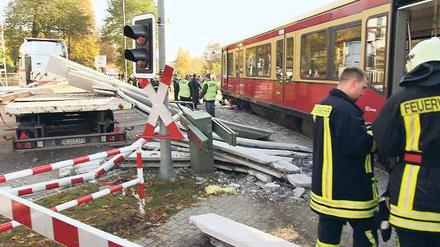 An der Schranke. Zum Glück für die 90 Fahrgäste war die S-Bahn nicht mehr mit vollem Tempo unterwegs, als sie mit dem Sattelschlepper kollidierte. Foto: Andreas Meyer