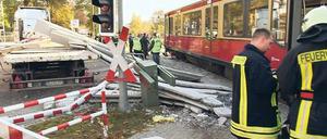 An der Schranke. Zum Glück für die 90 Fahrgäste war die S-Bahn nicht mehr mit vollem Tempo unterwegs, als sie mit dem Sattelschlepper kollidierte. Foto: Andreas Meyer