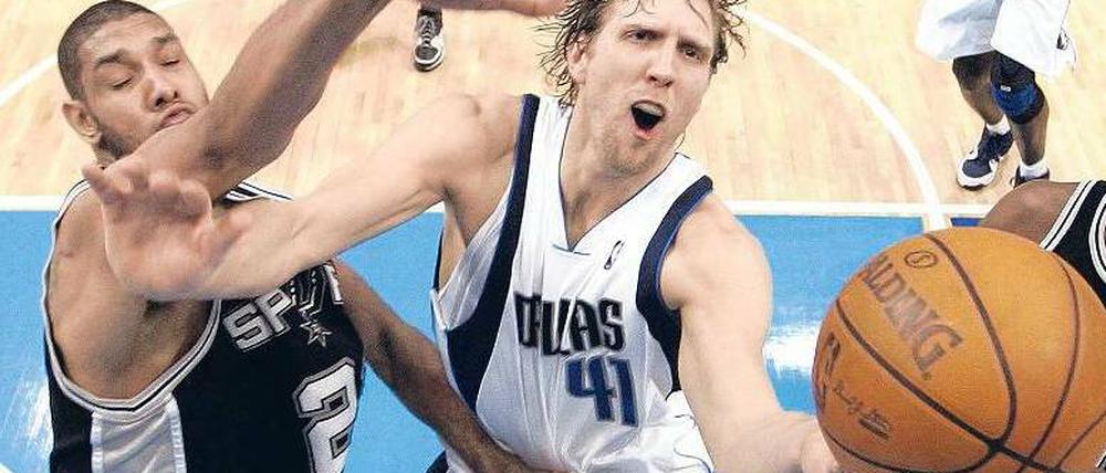 Der Frust ist raus. Dirk Nowitzki startet hoffnungsvoll in die neue Spielzeit. In der vergangenen Saison schied er mit den Dallas Mavericks gegen die San Antonio Spurs um Tim Duncan (links) in der ersten Play-off-Runde aus. Foto: dpa