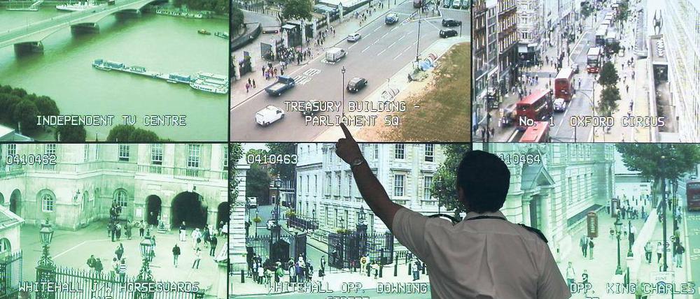 Viele Augen, wenig Einsicht. Ein britischer Polizist überwacht Londoner Straßen. Foto: picture alliance