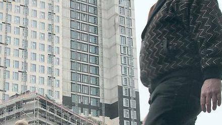 Sprung in die Tiefe. Der Basejumper sprang vom Dach des 118 Meter hohen Rohbaus des Zoofenster-Turms und prallte im Gleitflug gegen ein anderes Gebäude.