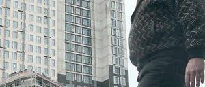 Sprung in die Tiefe. Der Basejumper sprang vom Dach des 118 Meter hohen Rohbaus des Zoofenster-Turms und prallte im Gleitflug gegen ein anderes Gebäude.