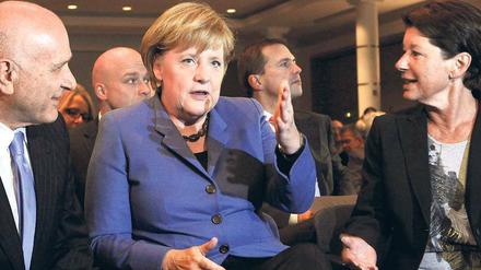 Besuch bei der Jüdischen Gemeinde in Berlin. Nach den Worten von Bundeskanzlerin Angela Merkel gehören die Stärkung der jüdischen Gemeinschaft in Deutschland und die Sicherheit des Staates Israels zur deutschen Staatsräson. Das Foto zeigt die Kanzlerin am Dienstagabend mit Israels Botschafter in Berlin, Yoram Ben-Zeev, und Lala Süsskind, der Vorsitzenden der Jüdischen Gemeinde in Berlin. Foto: Fabrizio Bensch/Reuters