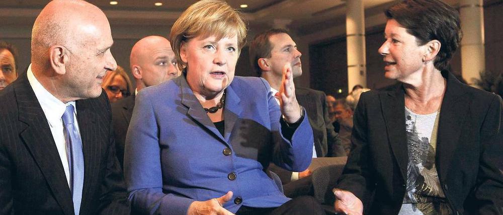 Besuch bei der Jüdischen Gemeinde in Berlin. Nach den Worten von Bundeskanzlerin Angela Merkel gehören die Stärkung der jüdischen Gemeinschaft in Deutschland und die Sicherheit des Staates Israels zur deutschen Staatsräson. Das Foto zeigt die Kanzlerin am Dienstagabend mit Israels Botschafter in Berlin, Yoram Ben-Zeev, und Lala Süsskind, der Vorsitzenden der Jüdischen Gemeinde in Berlin. Foto: Fabrizio Bensch/Reuters