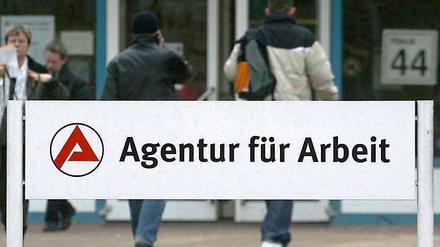 Die Arbeitslosenquote rutscht unter drei Millionen. 