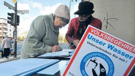 Signieren fürs Wasser. Aktivistin Ulla Putze-Breidenstein (rechts) sammelte am S-Bahnhof Greifswalder Straße.