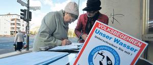 Signieren fürs Wasser. Aktivistin Ulla Putze-Breidenstein (rechts) sammelte am S-Bahnhof Greifswalder Straße. 