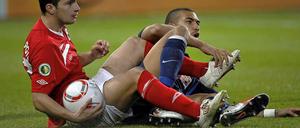 Verheddert: Cottbus' Daniel Ziebig (l.) und Freiburgs Daniel Williams am Boden.Freiburg blieb liegen, Cottbus zieht weiter in die nächste Runde.