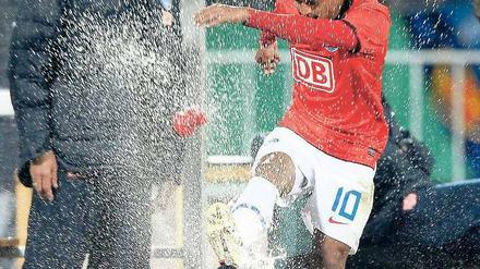 Weg mit euch! Herthas Raffael musste in der 80. Minute nach einem groben Foul den Platz verlassen und ließ seinen Ärger an den mitgebrachten Getränken aus. Foto: Fishing4