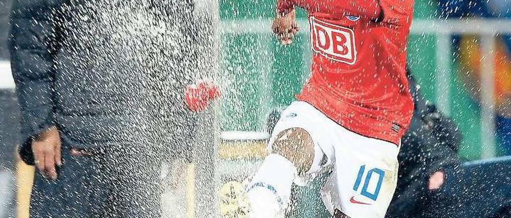 Weg mit euch! Herthas Raffael musste in der 80. Minute nach einem groben Foul den Platz verlassen und ließ seinen Ärger an den mitgebrachten Getränken aus. Foto: Fishing4