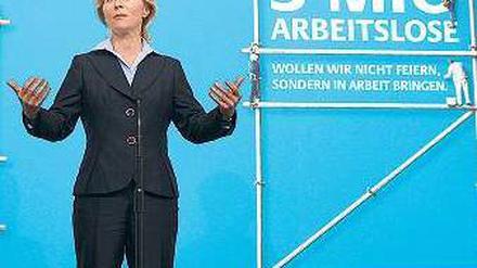 Frohe Kunde. Die Ministerin präsentiert die guten Zahlen persönlich. Foto: rtr