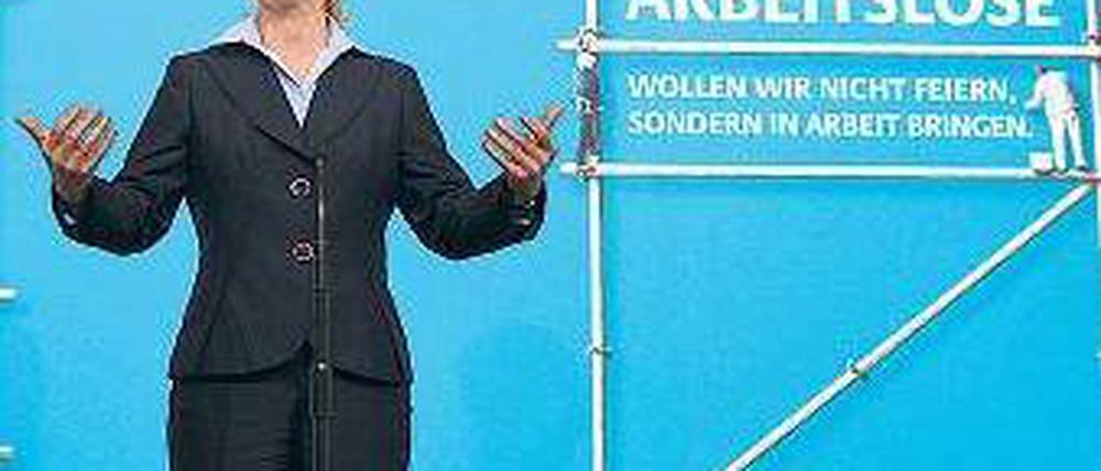 Frohe Kunde. Die Ministerin präsentiert die guten Zahlen persönlich. Foto: rtr