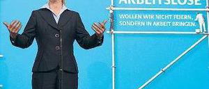 Frohe Kunde. Die Ministerin präsentiert die guten Zahlen persönlich. Foto: rtr