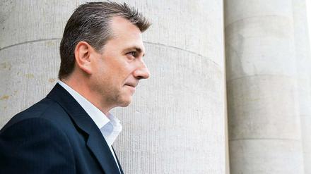 Am Rand. Man kannte ihn als unauffälligen, sachlichen Mann. Jetzt will er eine kleine Revolution organisieren. Am Donnerstag hat er die Partei "Die Freiheit" gegründet.