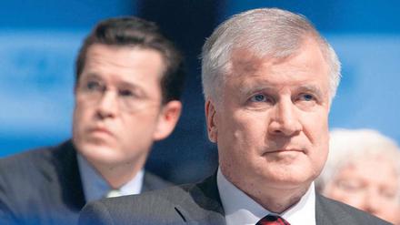 Freiherr im Hintergrund: CSU-Chef Seehofer (rechts) und Guttenberg Foto: Rehle/rtr