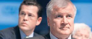 Freiherr im Hintergrund: CSU-Chef Seehofer (rechts) und Guttenberg Foto: Rehle/rtr