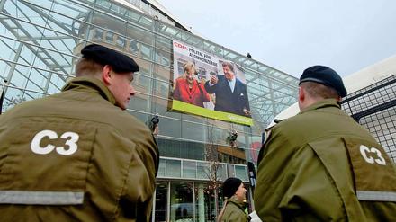 Am Tag der Bundestag-Entscheidung über die Laufzeitverlängerung deutscher Atomkraftwerke stattet Greenpeace der CDU in ihrer Zentrale in Berlin einen Besuch ab. Eine Fotoreportage.
