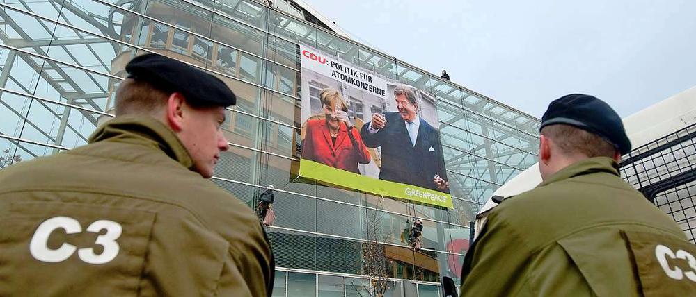 Am Tag der Bundestag-Entscheidung über die Laufzeitverlängerung deutscher Atomkraftwerke stattet Greenpeace der CDU in ihrer Zentrale in Berlin einen Besuch ab. Eine Fotoreportage.