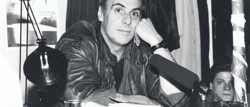 In der DDR konnte er nicht bleiben, im Westen fehlte ihm der Widerstand. Thomas Brasch 1991, bei einer Lesung im Berliner Café Kyril. Foto: Ullstein/Schleyer