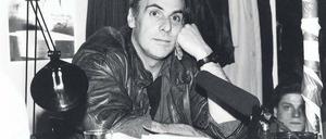 In der DDR konnte er nicht bleiben, im Westen fehlte ihm der Widerstand. Thomas Brasch 1991, bei einer Lesung im Berliner Café Kyril. Foto: Ullstein/Schleyer