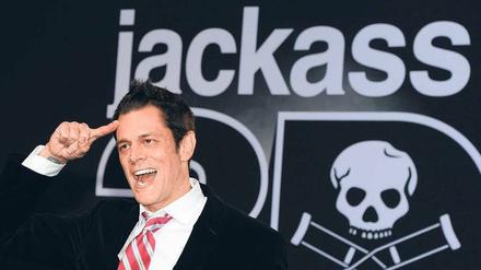 Ganz schön irre. Johnny Knoxville bei der Deutschland-Premiere von „Jackass 3D“ am Potsdamer Platz. Foto: Britta Pedersen/dpa