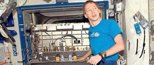 Völlig schwerelos. Der Belgier Frank De Winne 2009 in einem Labor der Internationalen Raumstation ISS. Weil viele wissenschaftliche Forschungsprojekte hinter dem Zeitplan zurückliegen, steht das Projekt in der Kritik. Foto: p-a/dpa