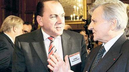 Klare Worte. Weber (l.) blieb sich auch in der Auseinandersetzung mit EZB-Präsident Jean-Claude Trichet über die Geldpolitik treu. Foto: dpa