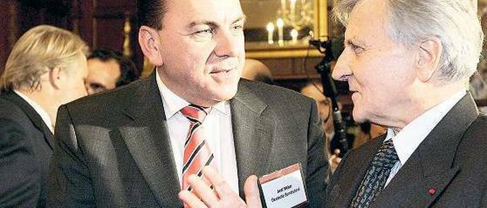 Klare Worte. Weber (l.) blieb sich auch in der Auseinandersetzung mit EZB-Präsident Jean-Claude Trichet über die Geldpolitik treu. Foto: dpa