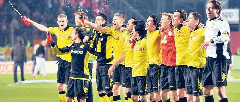 Spritzige Vorstellung. Borussia Dortmund dominiert derzeit die Bundesliga-Konkurrenz – und wehrt sich gegen Titelambitionen. Foto: dapd