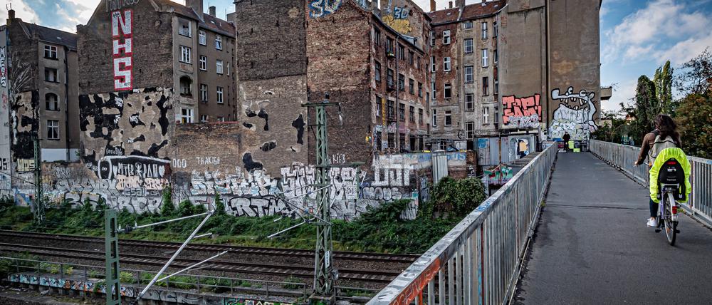 Die Fußgängerbrücke über die Ringbahntrasse zwischen Kopenhagener Straße und Dänenstraße taucht 1980 in Konrad Wolfs „Solo Sunny“ mit Renate Krößner wie auch in Andreas Dresens „Sommer vorm Balkon“ auf.