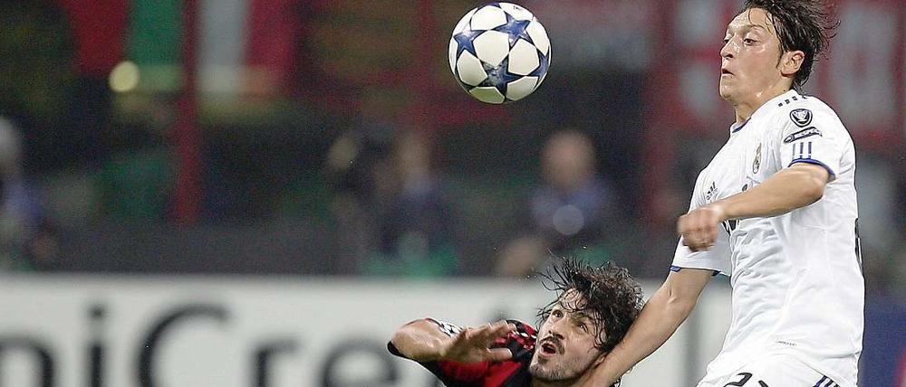 Aua. Milans Gennaro Gattuso verbeißt sich in Mesut Özil.