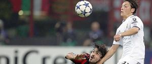 Aua. Milans Gennaro Gattuso verbeißt sich in Mesut Özil.